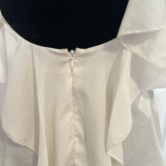 Angelic BCBG Maxazria open keyhole back sleeveless blouse in cream sz XS - Picture 7 of 9